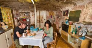 Cidade subterrânea com moradores em casa escavada em rocha no deserto australiano