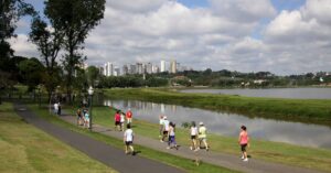 Parque Barigui em cidade presente no ranking das cidades mais seguras do Brasil em 2025