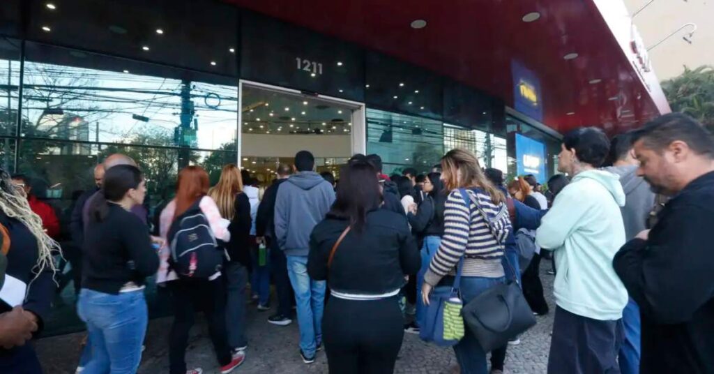 Candidatos entrando para a prova do CNU 2025 em universidade pública.