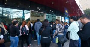 Candidatos entrando para a prova do CNU 2025 em universidade pública.