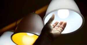Lâmpadas acesas em ambiente interno ilustram o consumo de energia no verão em residências brasileiras