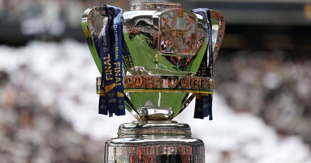 Troféu da Copa do Brasil exibido antes da final do torneio
