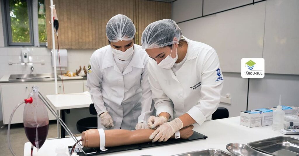 Estudantes do curso de Enfermagem da Unifor em prática de laboratório