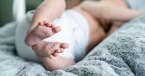 bebê recém-nascido representa filhos concebidos por doadores de esperma na Europa