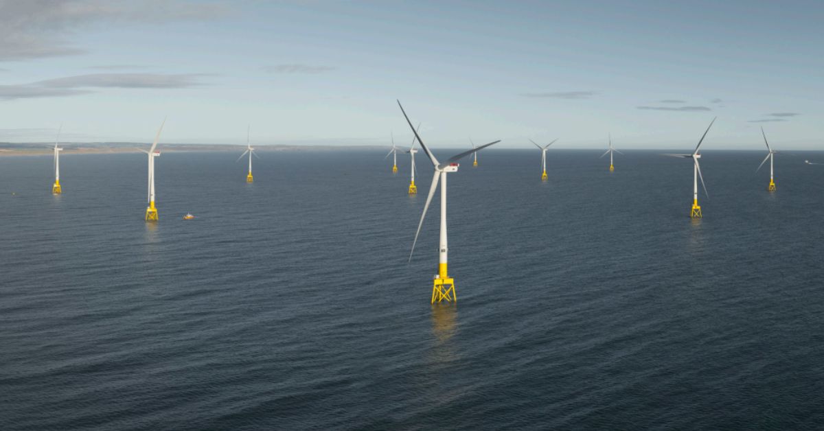 Turbinas de energia eólica offshore instaladas no mar em operação no Brasil.