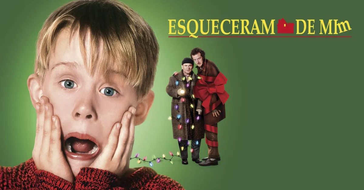 Menino surpreso em cena icônica de Esqueceram de Mim, um dos filmes clássicos de Natal mais populares