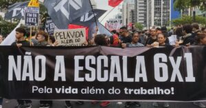 Manifestantes pedem o fim da escala 6x1 em ato por mais tempo de descanso