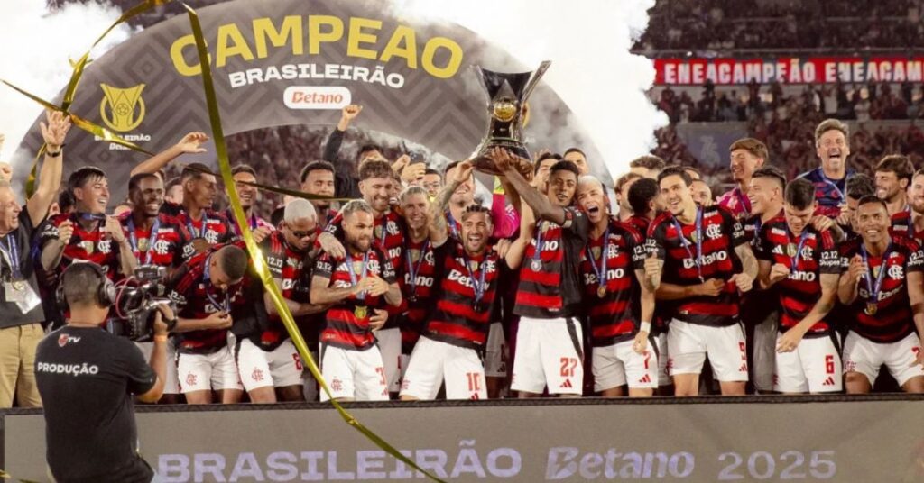 Flamengo faturou em premiações após conquistar o Brasileirão 2025 e erguer o troféu diante da torcida.
