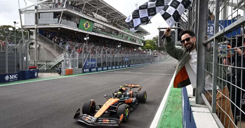 Mike Shinoda encerra o GP ao acenar a bandeira quadriculada e reforça o impacto da Fórmula 1 de hoje na cultura pop
