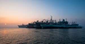 frota de navios fantasmas com petroleiros antigos ancorados em águas próximas à Venezuela