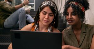 futuro do trabalho com a Gen Z em equipe colaborando com ferramentas visuais no ambiente corporativo