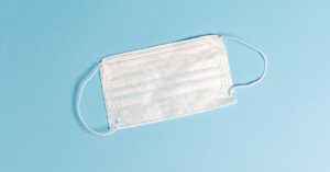 Máscara cirúrgica usada como medida de prevenção contra a gripe K