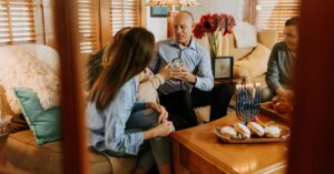 Família celebra Hanukkah com acendimento da menorá em casa