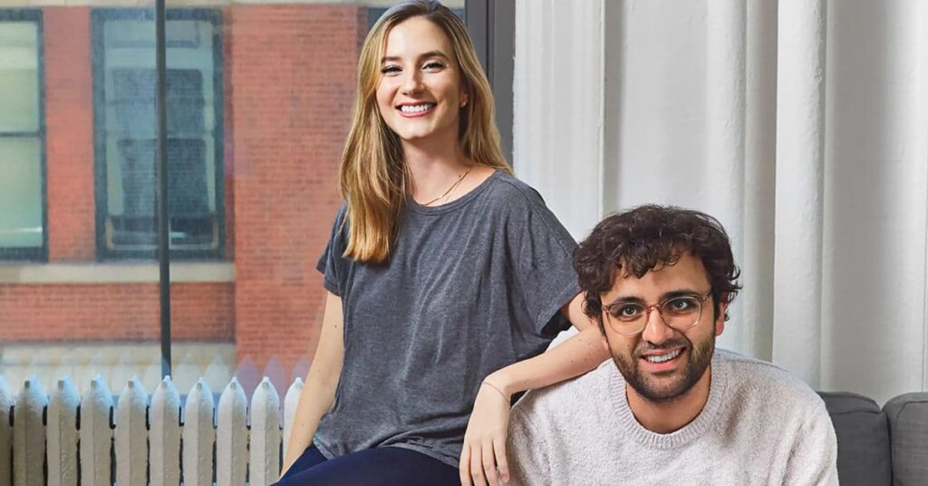 Co-fundadores da plataforma Kalshi em retrato descontraído, ilustrando o impacto da Kalshi no mercado de previsões