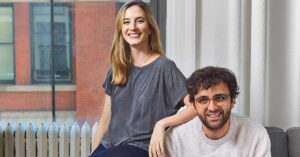 Co-fundadores da plataforma Kalshi em retrato descontraído, ilustrando o impacto da Kalshi no mercado de previsões