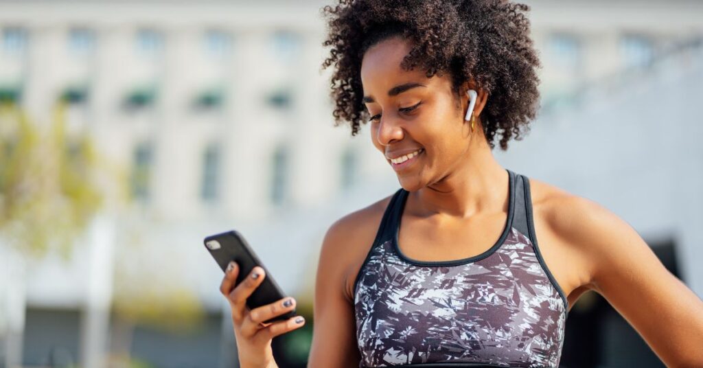 atleta usando aplicativo durante treino ilustrando o impacto social do Strava