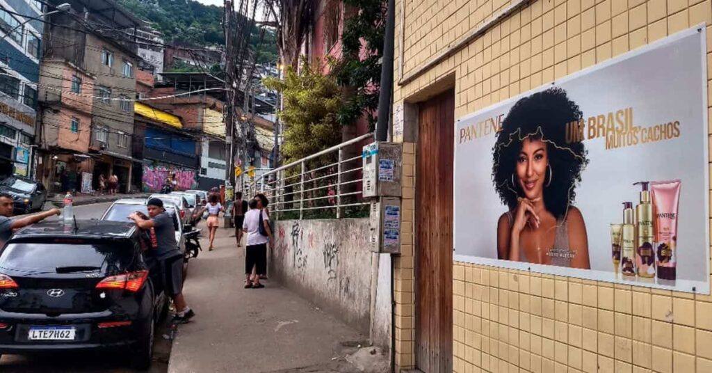 publicidade que gera impacto social nas favelas em painéis instalados em comunidades brasileiras