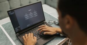 Pessoa utilizando inteligência artificial nas empresas em um notebook para aprimorar processos