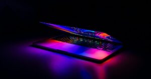 Notebook moderno iluminado representando a importância da memória RAM nos computadores pessoais.