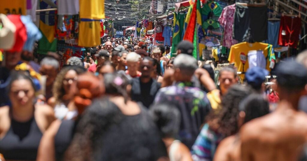 Multidão circula em centro comercial popular, refletindo a menor taxa de desemprego no Brasil