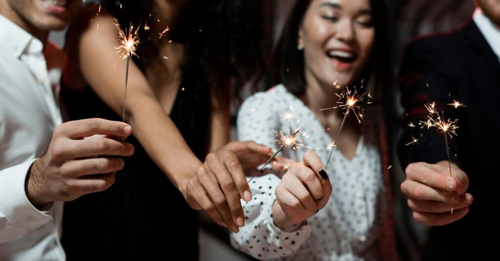 mensagem de Ano Novo celebrada entre amigos na virada para 2026