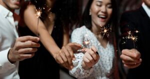 mensagem de Ano Novo celebrada entre amigos na virada para 2026