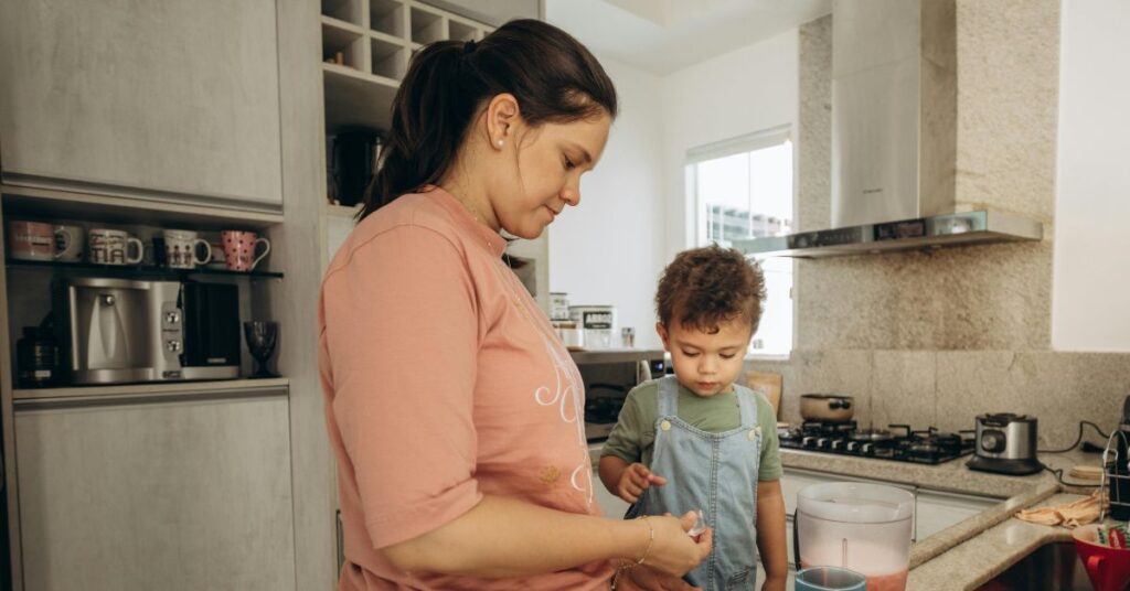 Mulher com filho em casa representa proteção social garantida a mulheres vítimas de violência