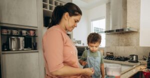 Mulher com filho em casa representa proteção social garantida a mulheres vítimas de violência