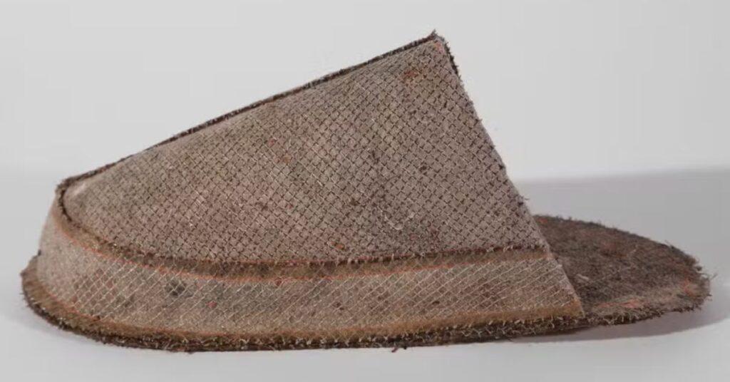 pantufas com lixo doméstico feitas a partir de poeira coletada em aspirador de pó