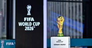 Premiação da Copa 2026 com o troféu da Fifa em destaque