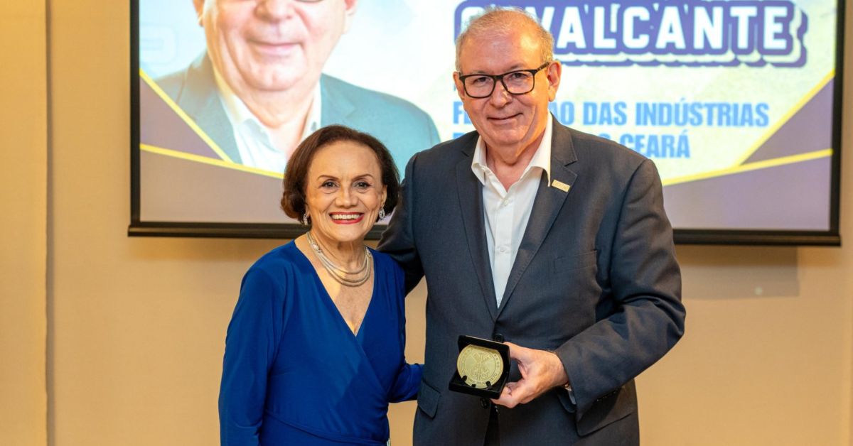 Presidente da FIEC recebe homenagem durante evento esportivo ao lado de Ivanilce Rodrigues.