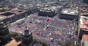 presidente do México em anúncio de reformas trabalhistas na Praça do Zócalo