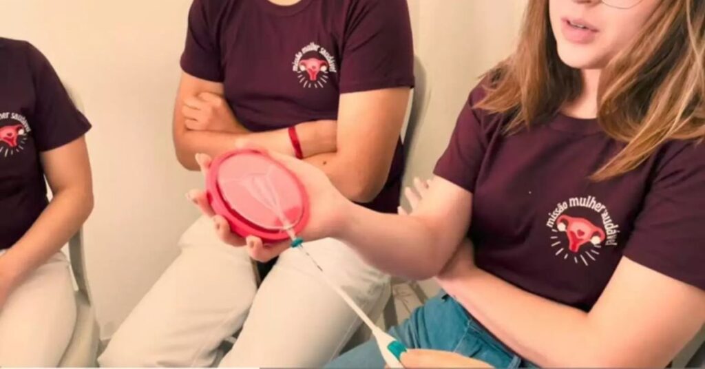 Projeto de saúde feminina orienta mulheres sobre DIU durante ação educativa