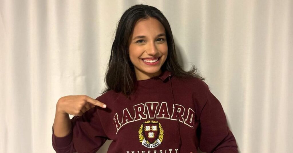 brasileira na Universidade de Harvard celebra aprovação com moletom da instituição