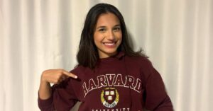 brasileira na Universidade de Harvard celebra aprovação com moletom da instituição