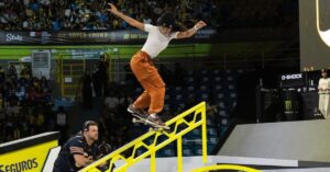 rayssa leal é campeã mundial executando manobra na SLS Super Crown em São Paulo