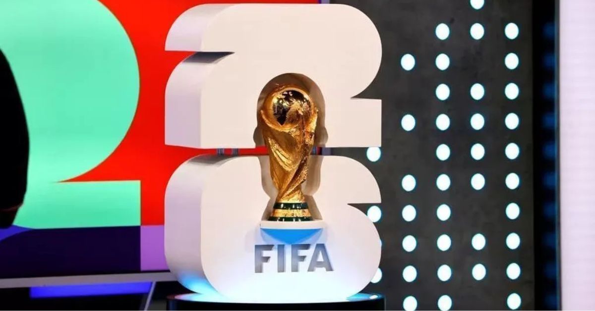 Taça da Copa exibida em estande oficial durante o sorteio da Copa do Mundo 2026 da Fifa.