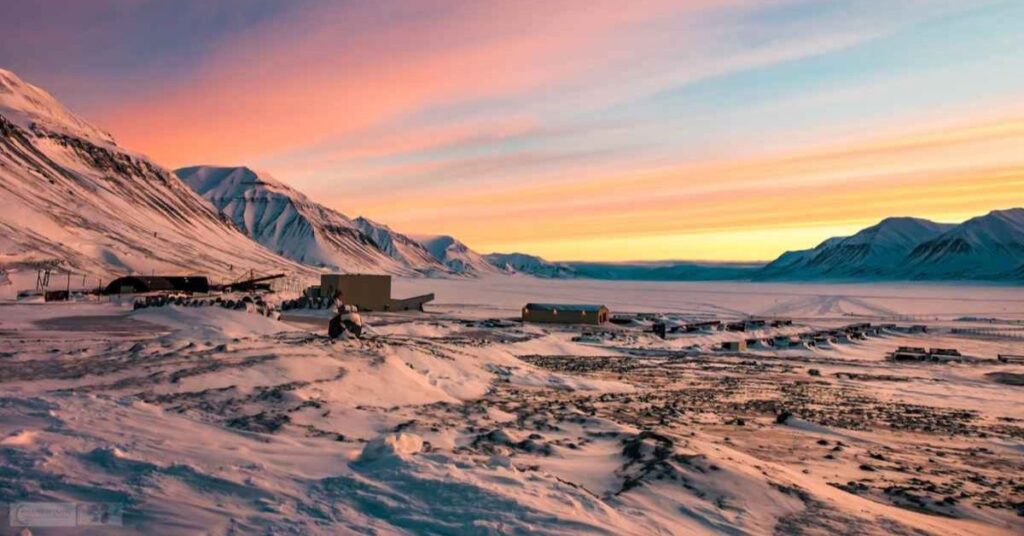 Paisagem de Svalbard, no Ártico, onde fósseis de répteis marinhos revelam a recuperação dos oceanos após a extinção do Permiano