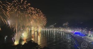 Réveillon de Copacabana com show de drones iluminando o céu da orla