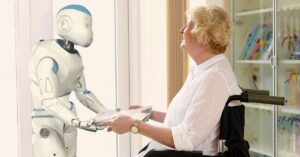 Robôs cuidadores auxiliando idosa em cadeira de rodas dentro de casa no Japão.