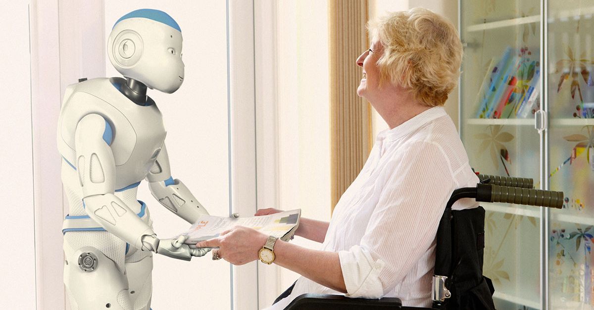 Robôs cuidadores auxiliando idosa em cadeira de rodas dentro de casa no Japão.