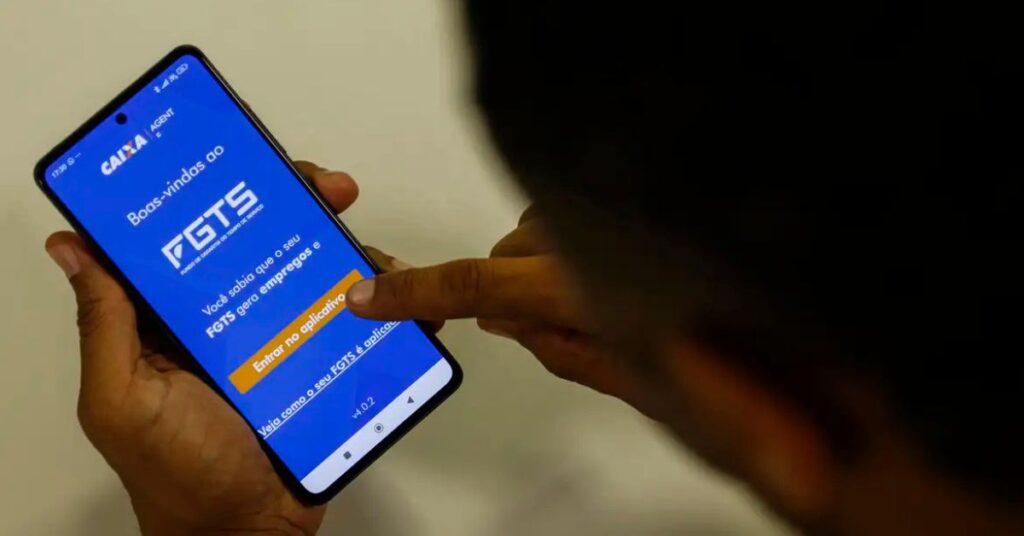Trabalhador acessa o aplicativo do FGTS para consultar saldo bloqueado do FGTS