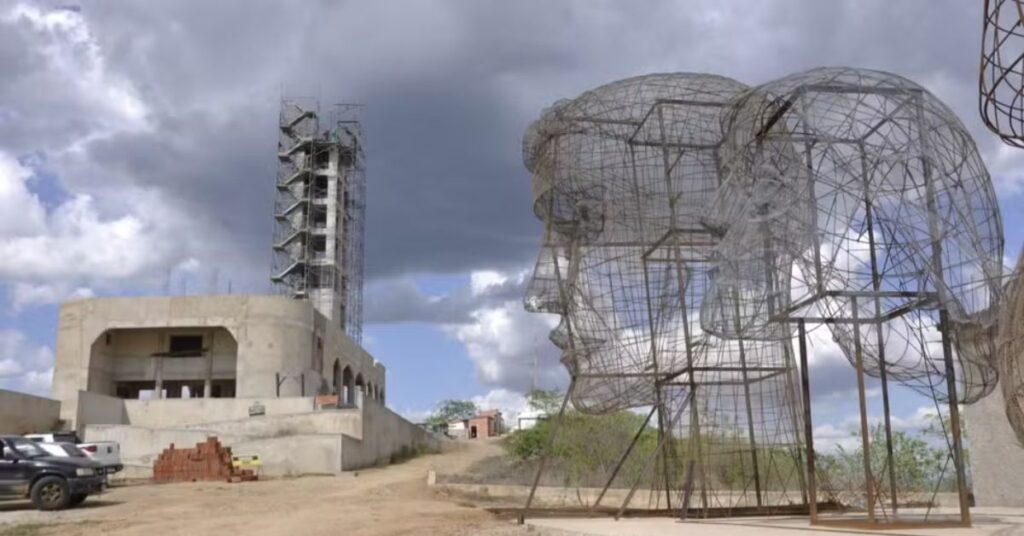 santo sem cabeça em Caridade durante retomada da obra da estátua de Santo Antônio