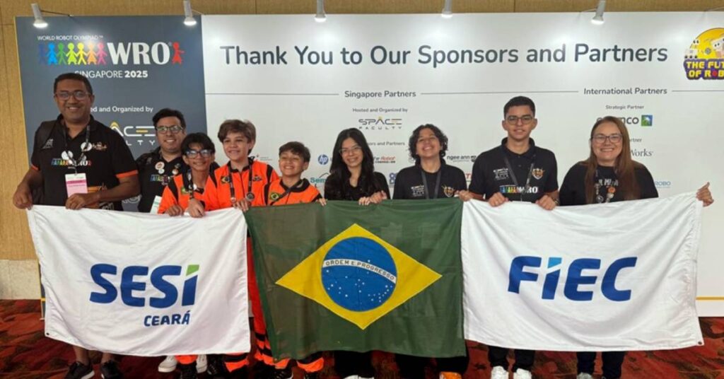 Estudantes do SESI Ceará comemoram medalha de bronze na Mundial de Robótica em Singapura ao lado de treinadores.