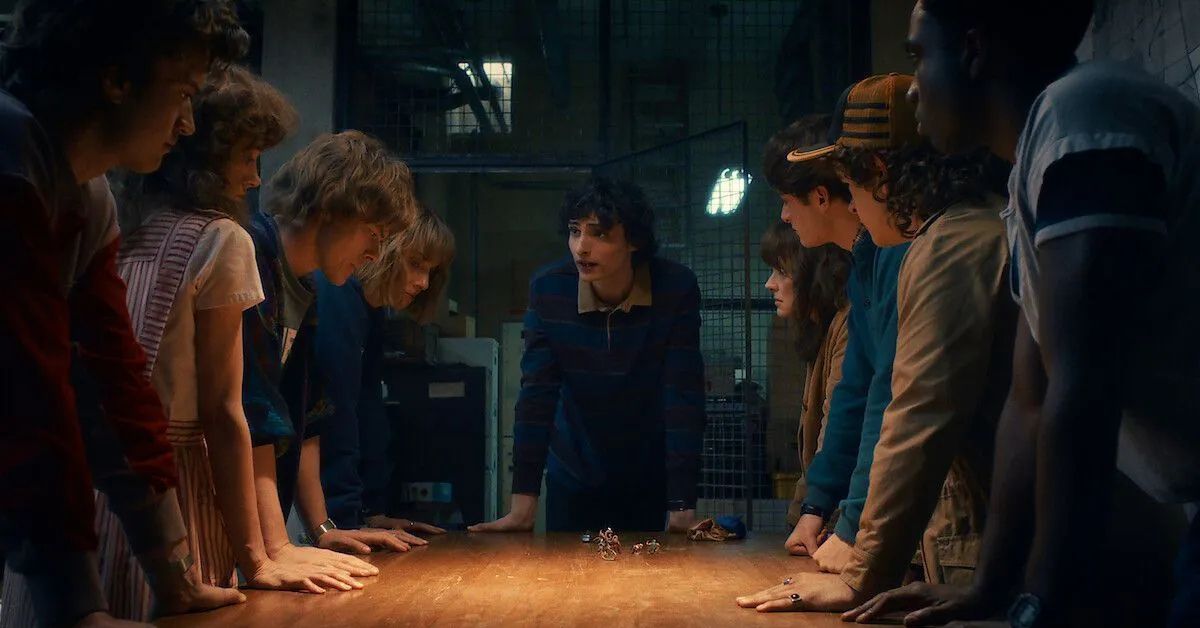 Grupo de amigos reunido em Hawkins em cena decisiva de Stranger Things