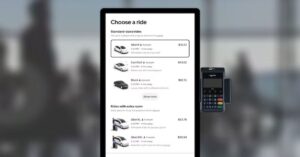 Totem da Uber permitindo reservar corrida Uber sem aplicativo em aeroporto, com opções de viagem na tela.