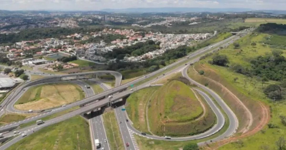 Vista aérea de Valinhos cidade mais segura, com rodovias, áreas verdes e bairros residenciais ao fundo.