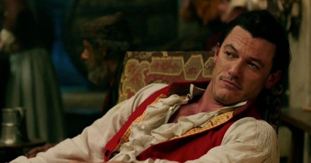 vilões da disney em cena de live-action com personagem masculino em traje de época, postura confiante e expressão arrogante