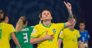 Amandinha do futsal comemora título mundial com a Seleção Brasileira