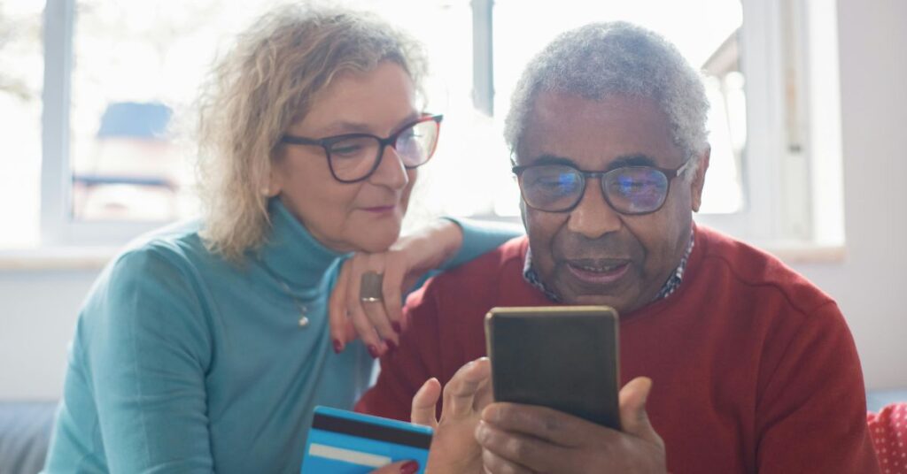 aposentadoria 2026 sendo consultada por casal no celular pelo Meu INSS